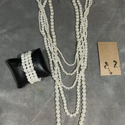 Vintage Set Of Elegant Pearls Necklace Bracelet & Earrings.