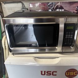 Oster 1.3 CU ft microwave oven