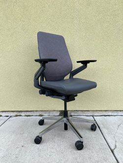 Steelcase gesture office chair /2024 /pristine Condition/additional lumbar support