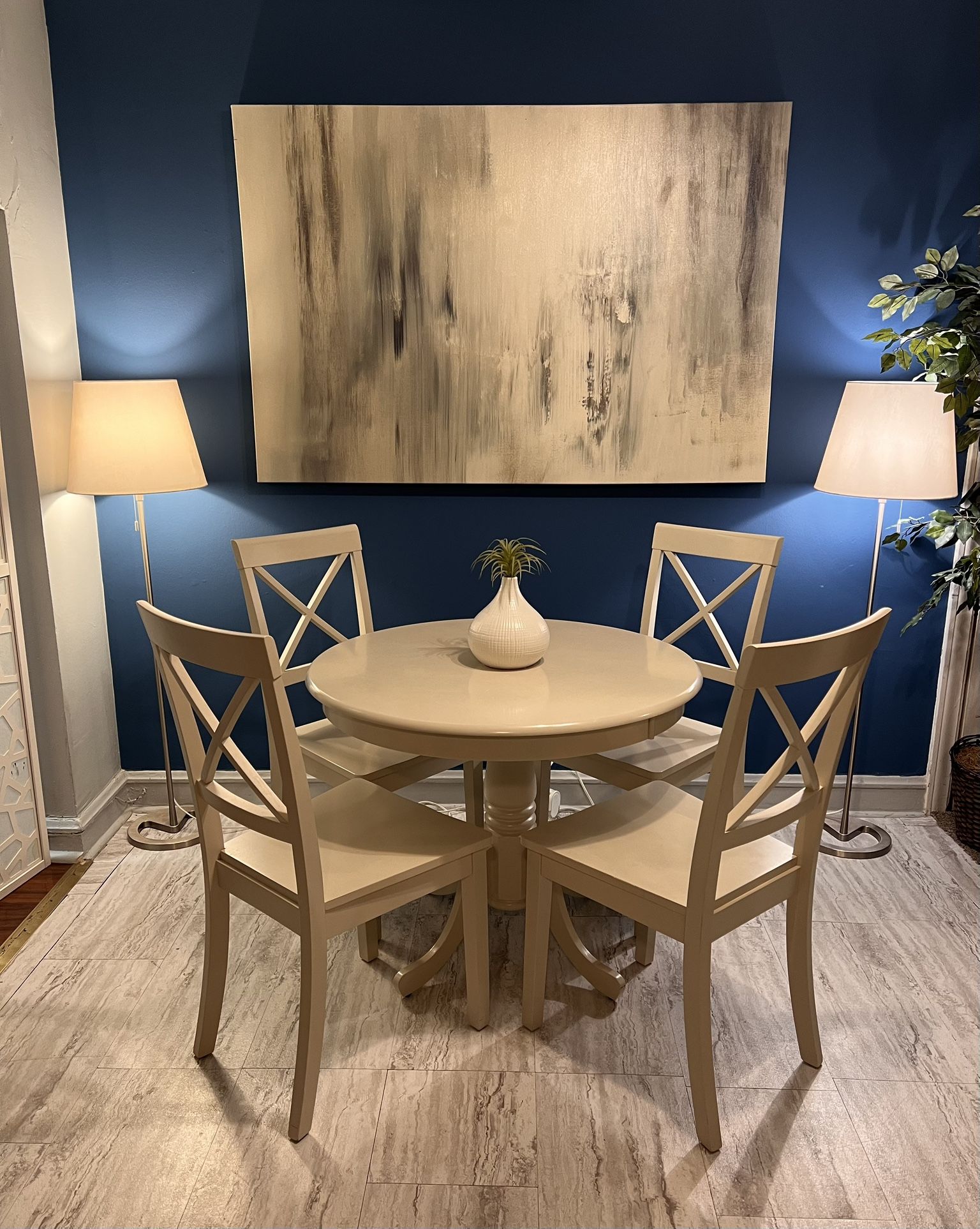 Beautiful Small Dining Set Great Condition!! Table With 4 Chairs! I Can Deliver.