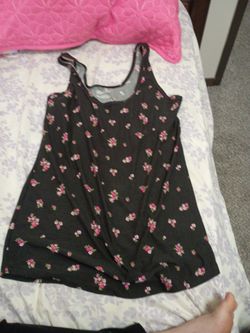 The brand is no boundaries the color is black and has flowers on it and the size is a medium (7-9)