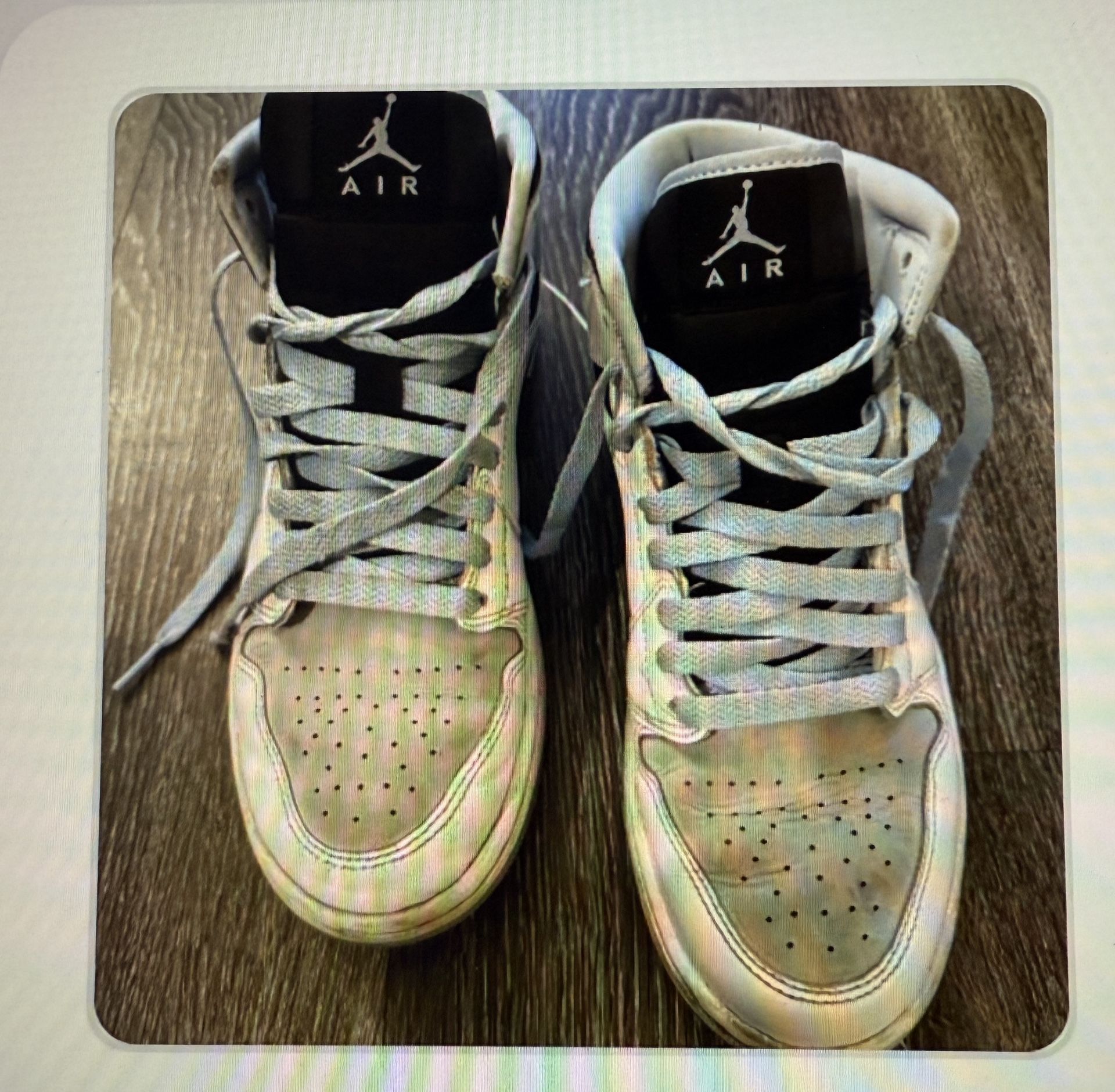 Air Jordan 1 Mid SE – White/Black/Ice Blue – Men’s Size 8 / Women’s 9.5 – $15