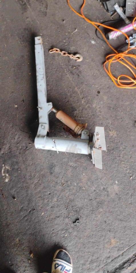 Truck hoist with mounting brackets