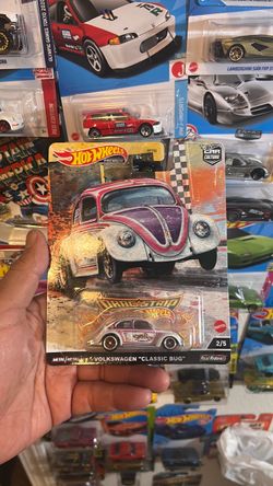 Hot Wheels Premium Volkswagen Classic Bug 2/5