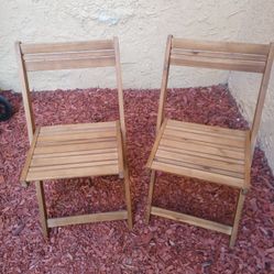 2 FOLDING GARDEN AND PATIO CHAIRS 