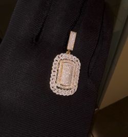 gold and diamond pendant