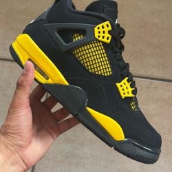 Jordan 4 Retro Thunder (2023) Size 9