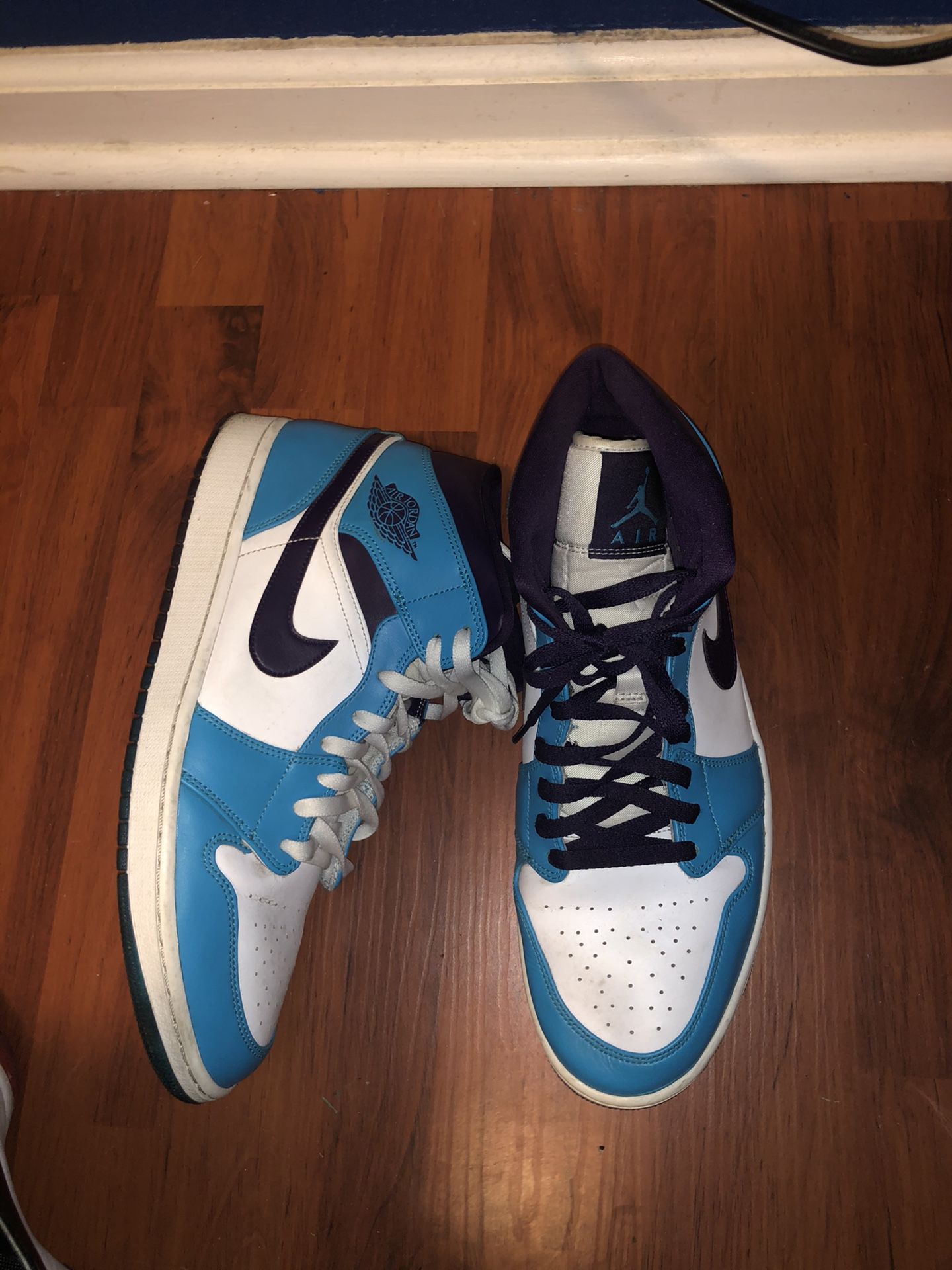 Jordan 1 mid hornets size 13