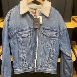 Brand New Women’s Levi 90’s Trucker Jacket - Size L