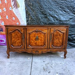 Thomasville sideboard/buffet Cabinet