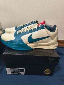 Kobe 5's Catlin Clark DS authentic sz 11m