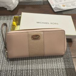Michael Kors’s Beautiful Wallet