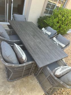 Living Spaces patio table x6 Chairs