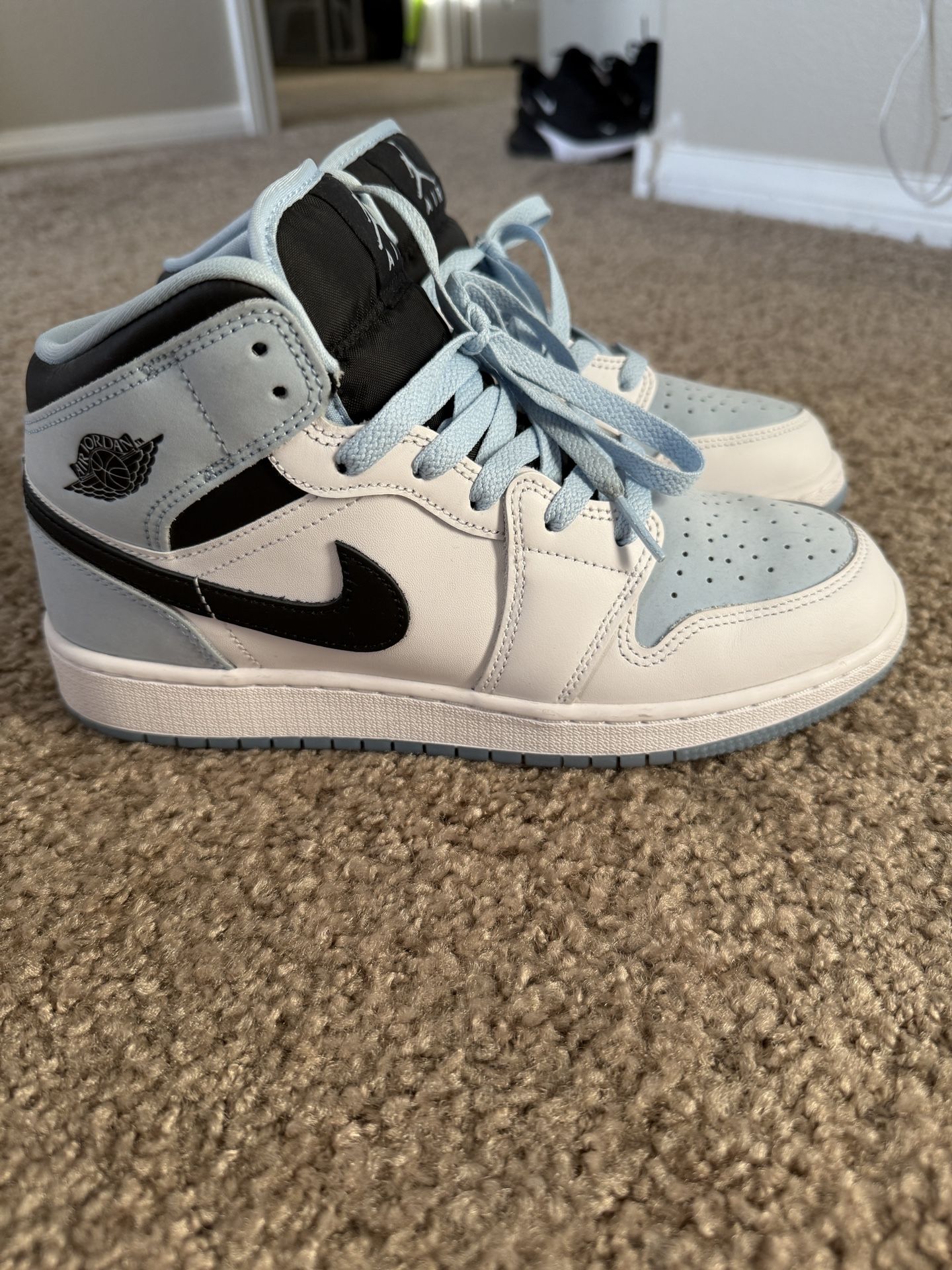 Air Jordan 1 Mid “University Blue / Black / White”