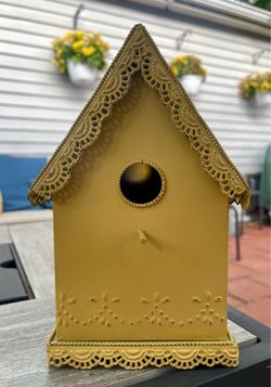 Rustic metal yellow birdhouse 💛