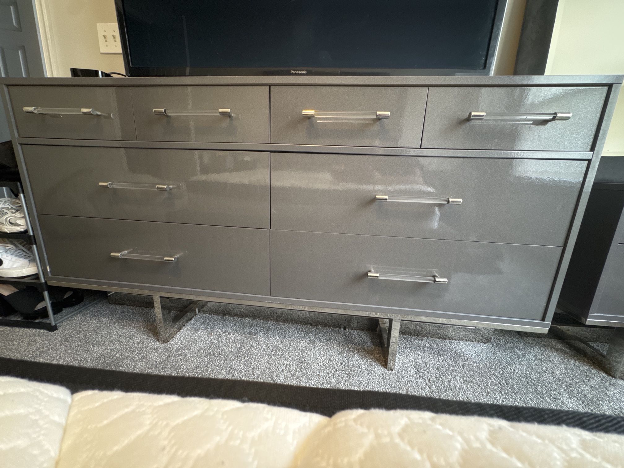 Modern Queen Bedroom Set – 5 Pieces