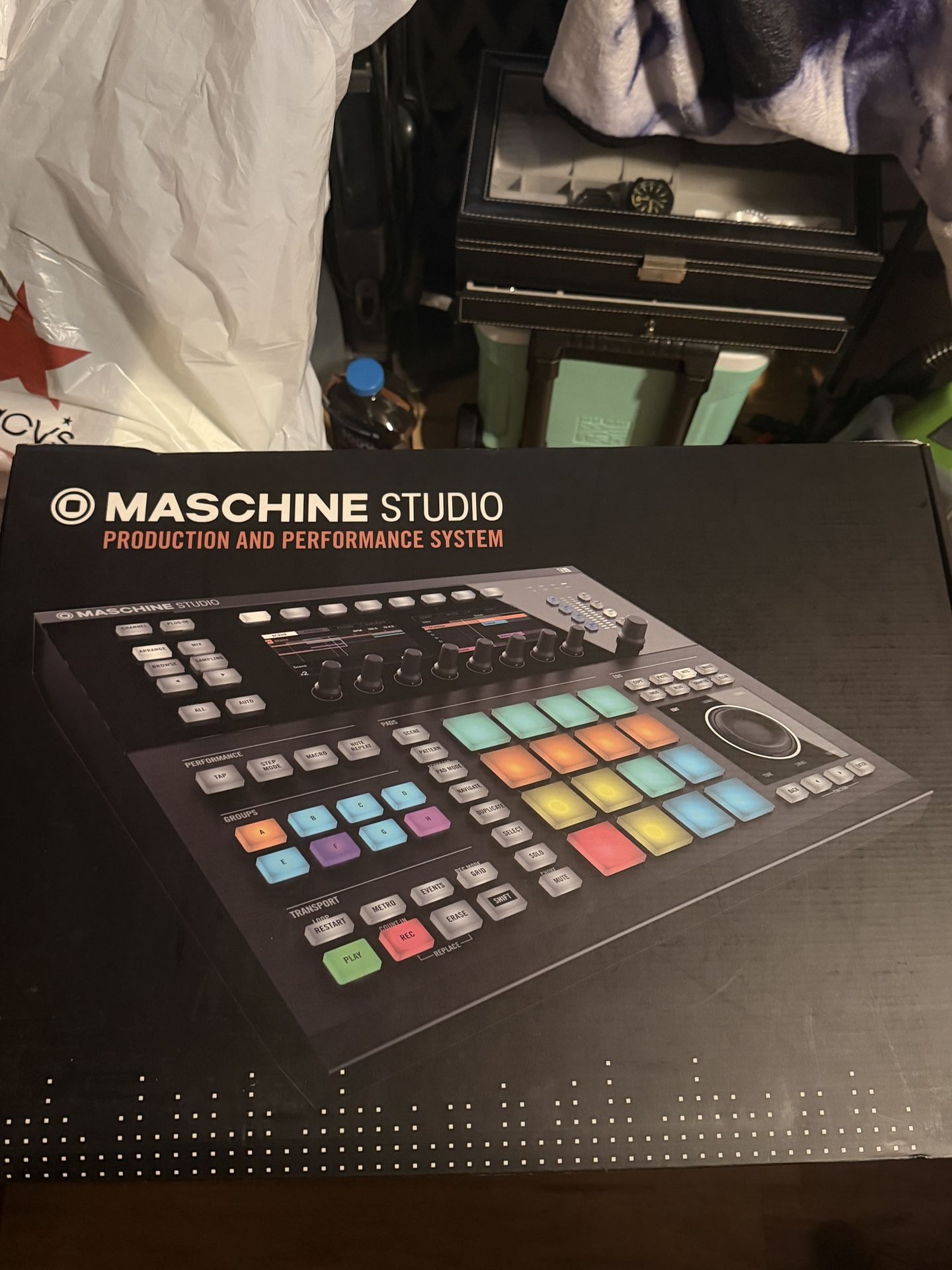 Native Instruments MASCHINE+ Standalone Groovebox and Sampler 