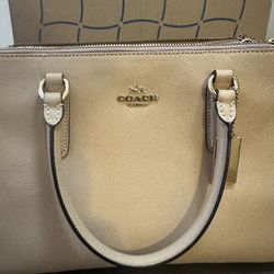 Coach Bags 2 Different Colors $50 Each Or 80$ For Both