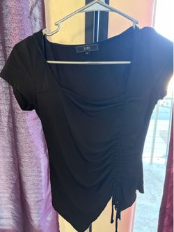 🖤 Like New – Women’s Ruched Side Top 🖤