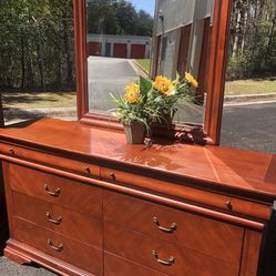 Quality Modern Solid Wood Long Dresser With Big Drawers, Big Mirror. Drawers Sliding Smoothly Great Confition