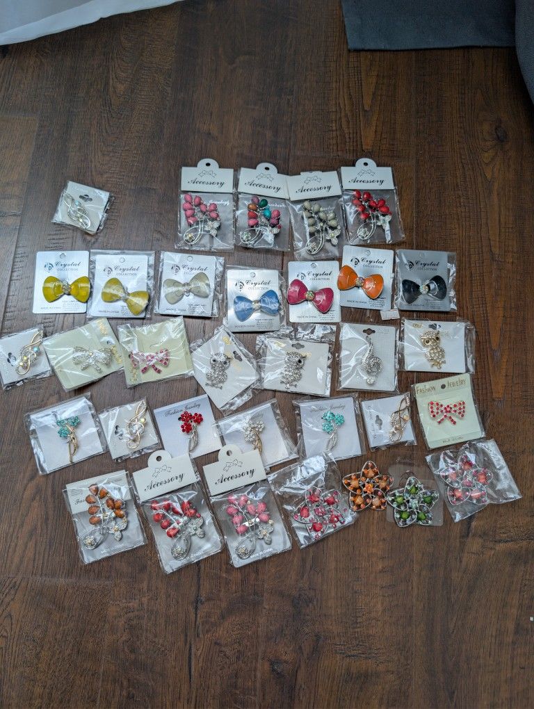 Fantastic lot of 33 vintage brooches: an owl, flowers, a treble clef, and more!