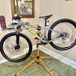 Trek Marlin 6 Mountain Bike 27.5”