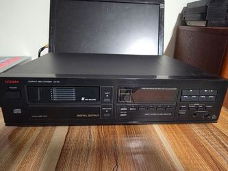 Luxman DC-113 CD Player / Cartridge Trays open