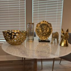 Selling a beautiful collection of gold decorative pieces 