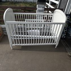 White baby crib