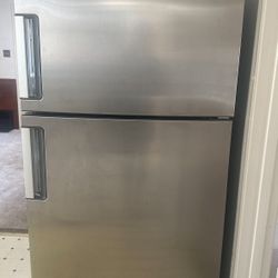 Refrigerator- Whirlpool 