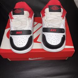 Están increíbles! Son unos Jordan Legacy 312 Low para bebé (infantil). Tienen un diseño genial porque mezclan elementos del Jordan 1, Jordan 3 y el Al
