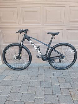 TREK MARLIN 5 MOUNTAIN BIKE 29 ER LIKE NEW ( CHECK MY OTHER BIKES)