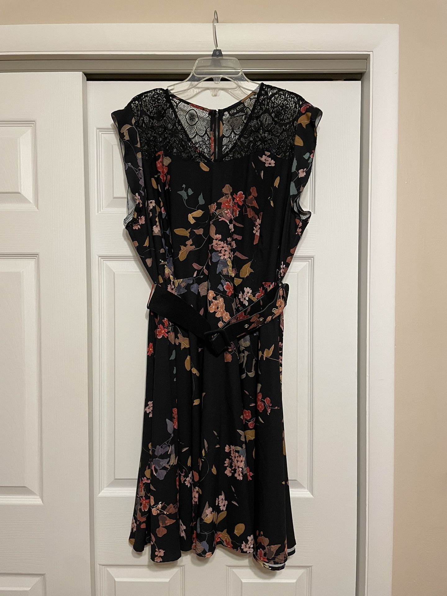 City Chic Black Floral Fit & Floral Dress - Size XL/22
