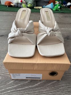 Billini UNA Sandals Oyster Size: 7W