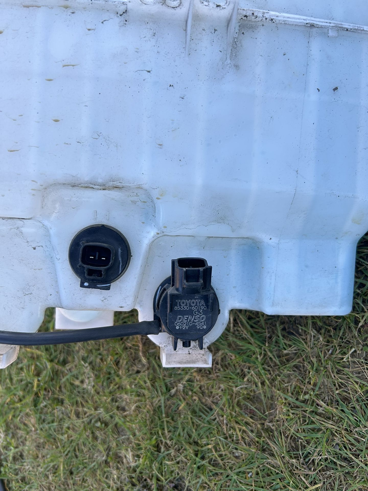 Windshield Reservoir 