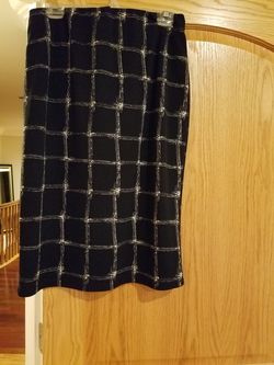Black and white skirt size L great condition