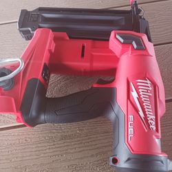 Milwaukee 18 Ga brad nailer 