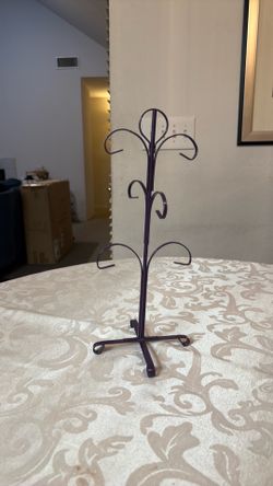 VINTAGE METAL MUG HOLDER