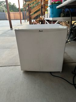 Mini fridge $20 pick up only