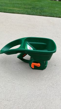 SPREADER SCOTTS TURF BUILDER HANDHELD BRAND NEW