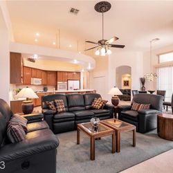 Set Of 2 Wood Coffee Tables With Glass Insert In Excellent Condition 