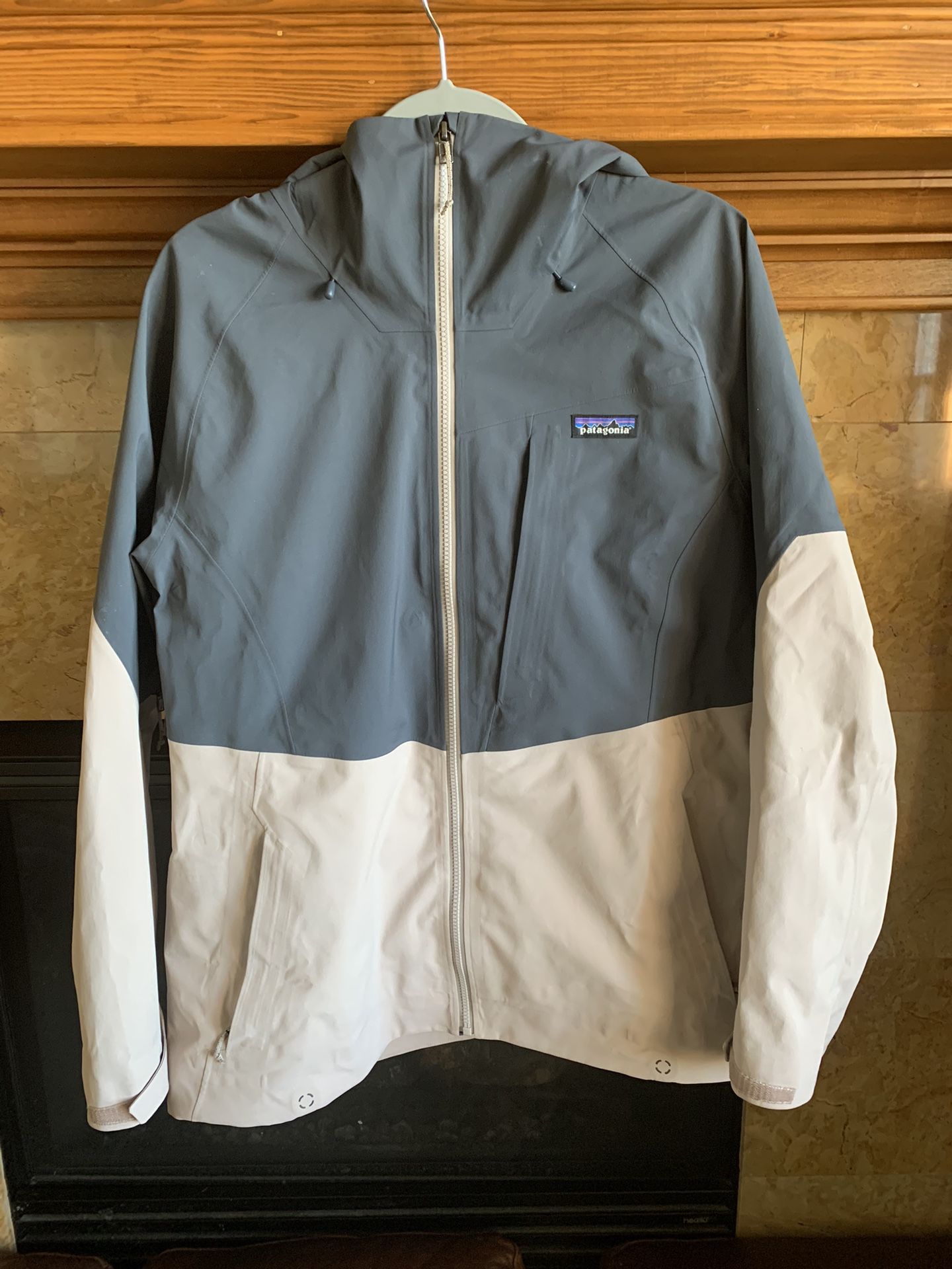 Patagonia Triolet Women’s Jacket. Grey with dusty pink.