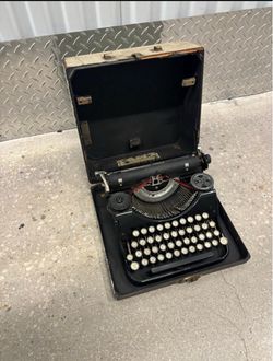 1924 Underwood Portable Typewriter.  This typewriter is in good condition cosmetically-last one sold for $500    12 x 12 size.  $200