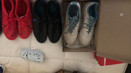 Indoor soccer cleats