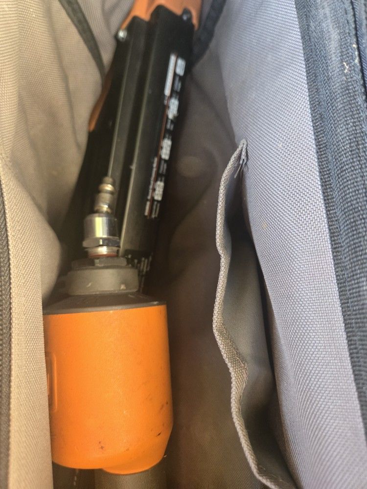 2 RIDGID FINISH NAILEE ONE BIG SIZE WITH BAG AND OTHER ONE SMALLER WITH HARD CASE