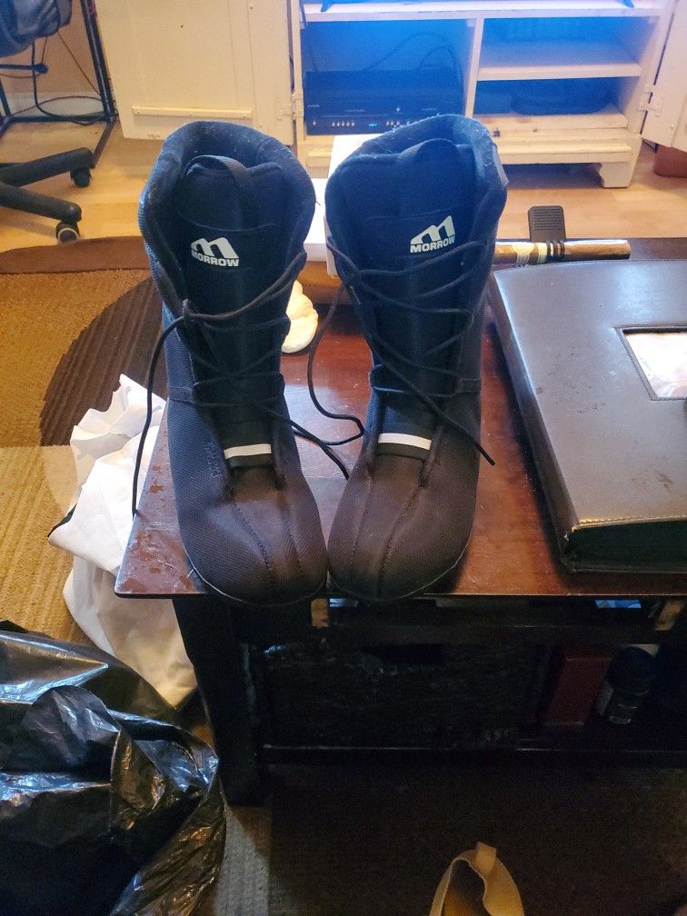 WOMEN'S SIZE 8, WATERPROOF AND INSULATED FLAT  MORROW BOOTS 