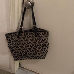 Michael Kors Jet Set Signature Tote Bag. 