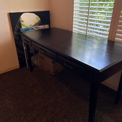 Beautiful desk/table with 3 drawers