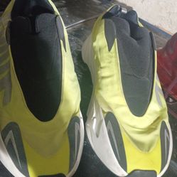 Men's Adidas Tennis shoes size 9.5