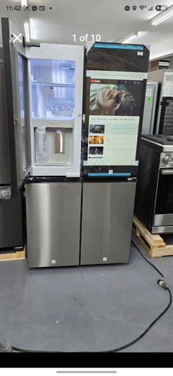 Brand new Samsung refrigerator with family Hub TV screen